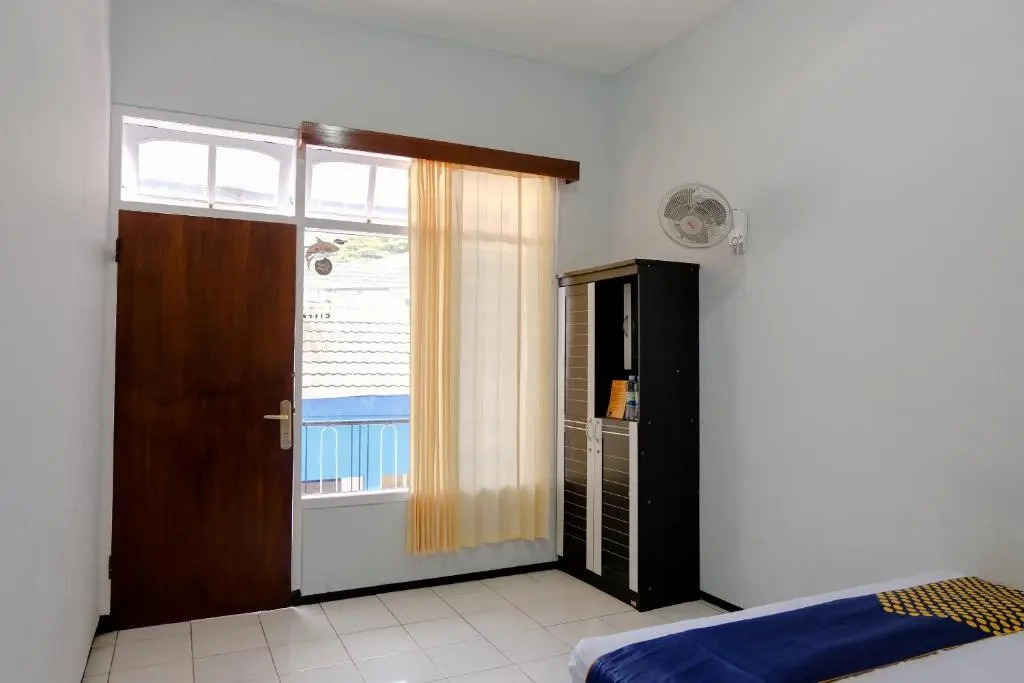 OYO Life 1711 Serayu Sumbersari Residence