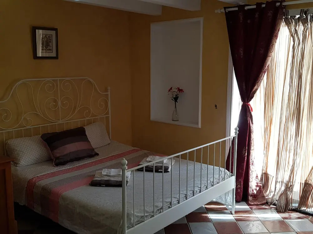 "Flora B&B "- Rooms in Privat Home Habitaciones en una casa privada