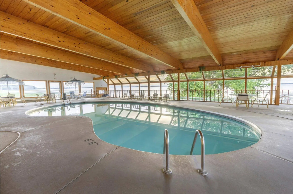 Terrace Bay Hotel - Lakefront