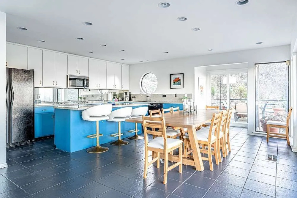 5br Home w/ Pool and a View!