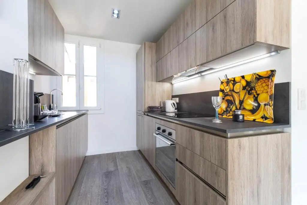 Cosy 1 Bdr Near Garibaldi Square - Top Floor & AC
