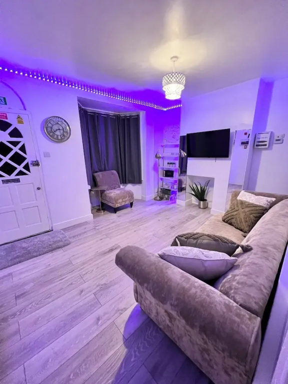 Gillingham - 3 Beds - Sleeps 6 - Garden - Wifi