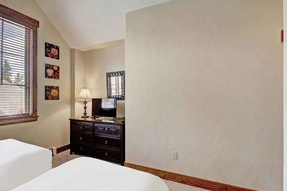 2br 2ba Winter  Walk To Historic Downtown + Gondola 2 Bedroom Townhouse by RedAwning
