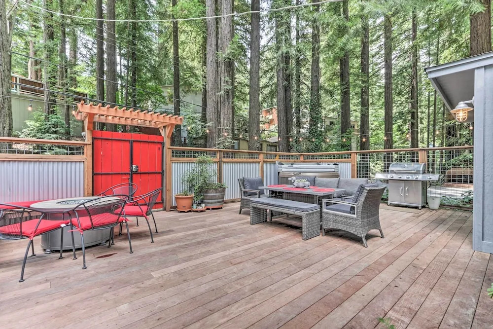 Redwoods Cabin w/ Hot Tub: Walk to Russian River!