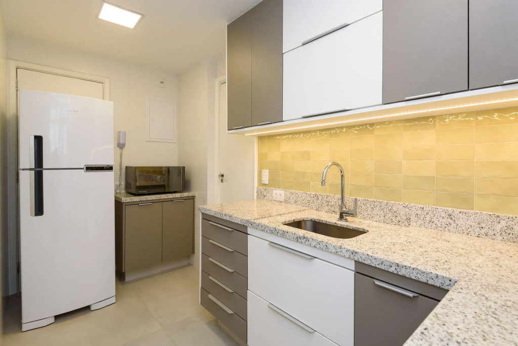 Apartamento No Leblon Com 3 Quartos | Gbc 260/301