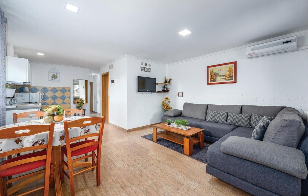 Awesome Home in Baderna With Wifi and 2 Bedrooms