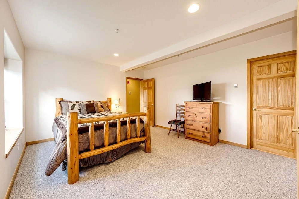 97A Exceptional Views, 4 BR, Central Location