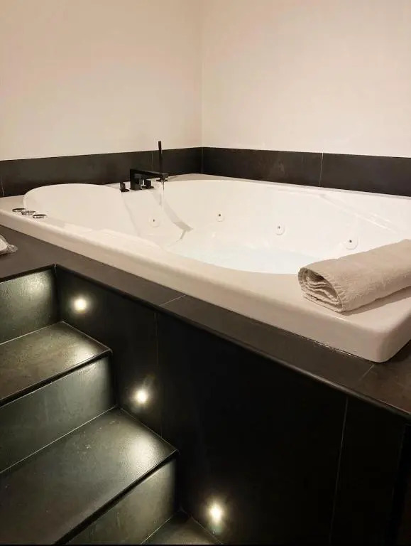 Royalroom2.0-relaxing spa & luxury apartments