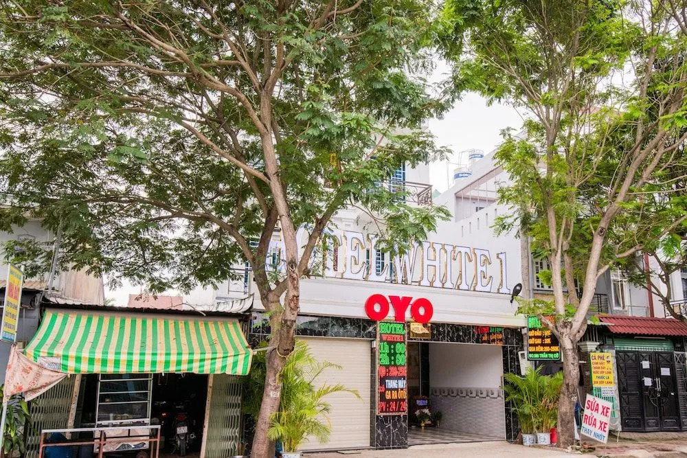 OYO 471 White 1 Hotel