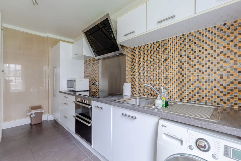 Inviting 2BD Flat 15 Minutes From Regents Park!