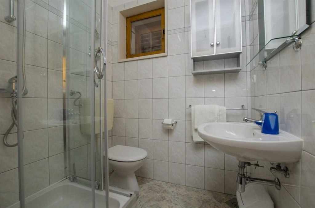 Apartment Lemar - parking and barbecue: A2 ANTIQUE Bol, Island Brac