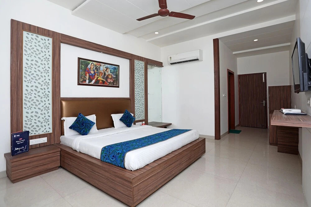 OYO 10343 Hotel Heera Foods