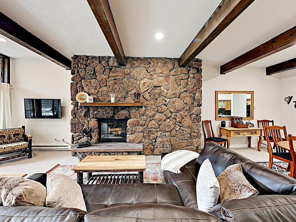 New Listing! Chic Getaway: Pool, Adjacent To Lake 3 Bedroom Condo