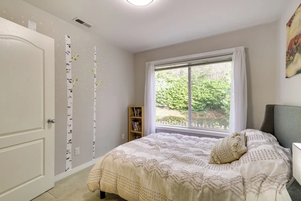Lake Oswego Home w/ Deck 9 Mi to Downtown Portland