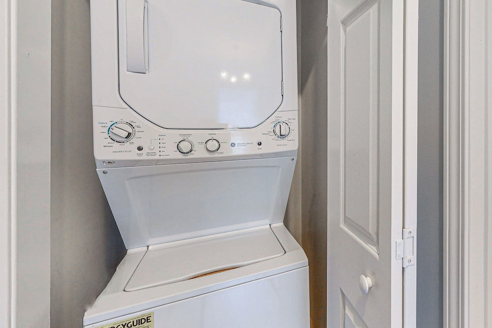 2 BR Condo w/ Shared Pool, Near Outlet Mall