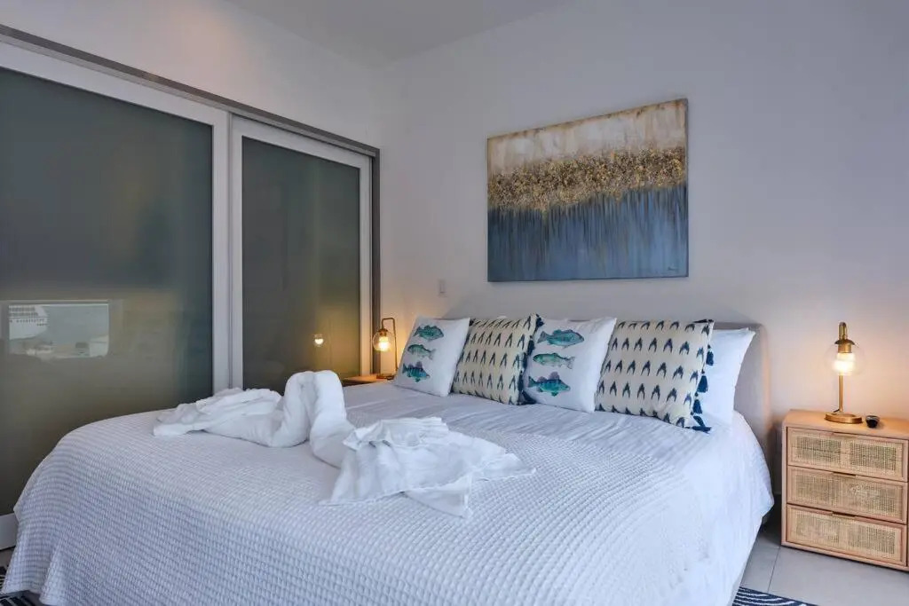 Luxury 2-Bedroom Condo with Ocean and Sunset Views