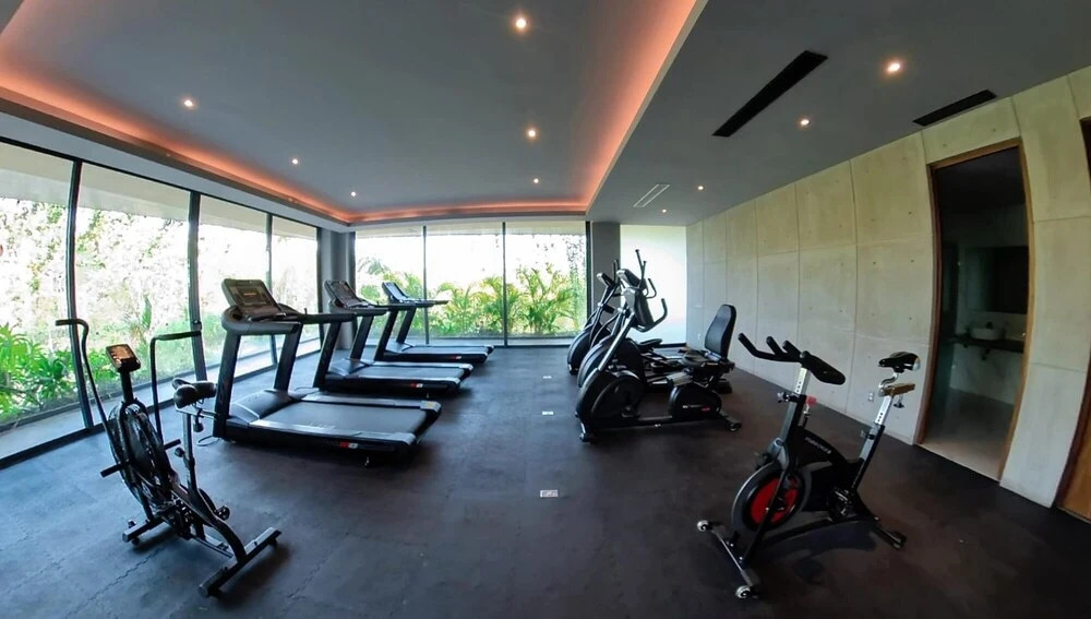 Spacious 2 Bedroom Apartment With Pool View 10 min From the Beach