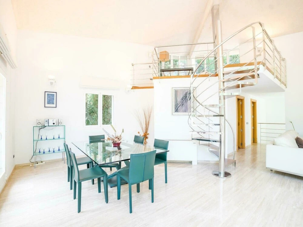 Spectacular Villa With Three Levels Located in Quiet Area