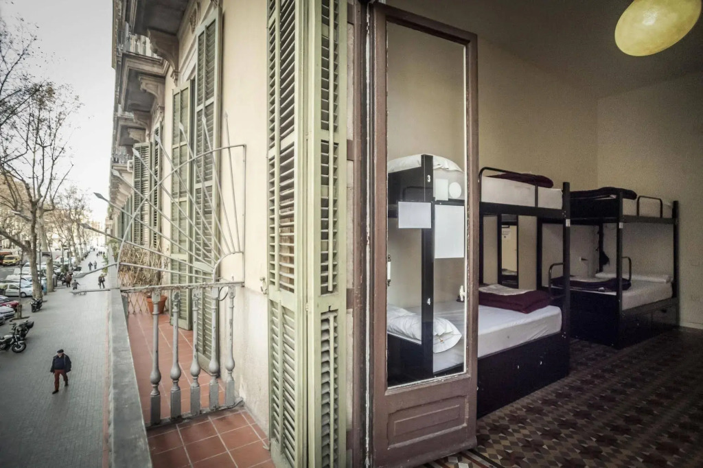 360 Hostel Borne