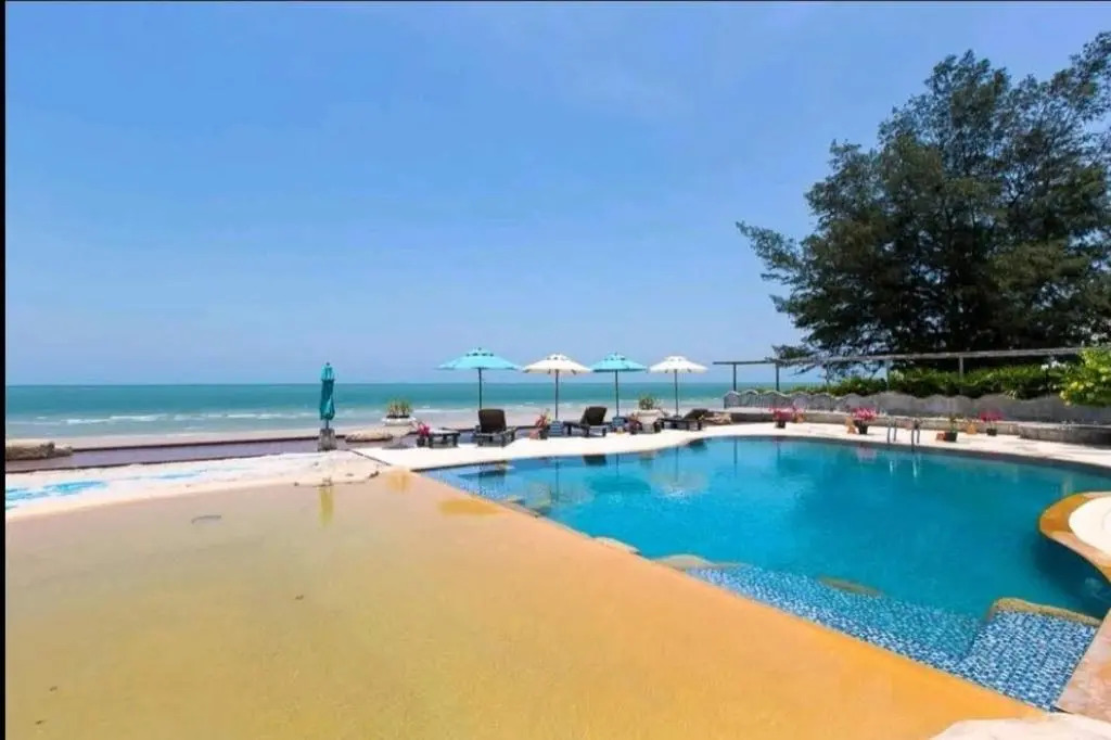 Light, airy, east facing 2 bed/2 bath pool views