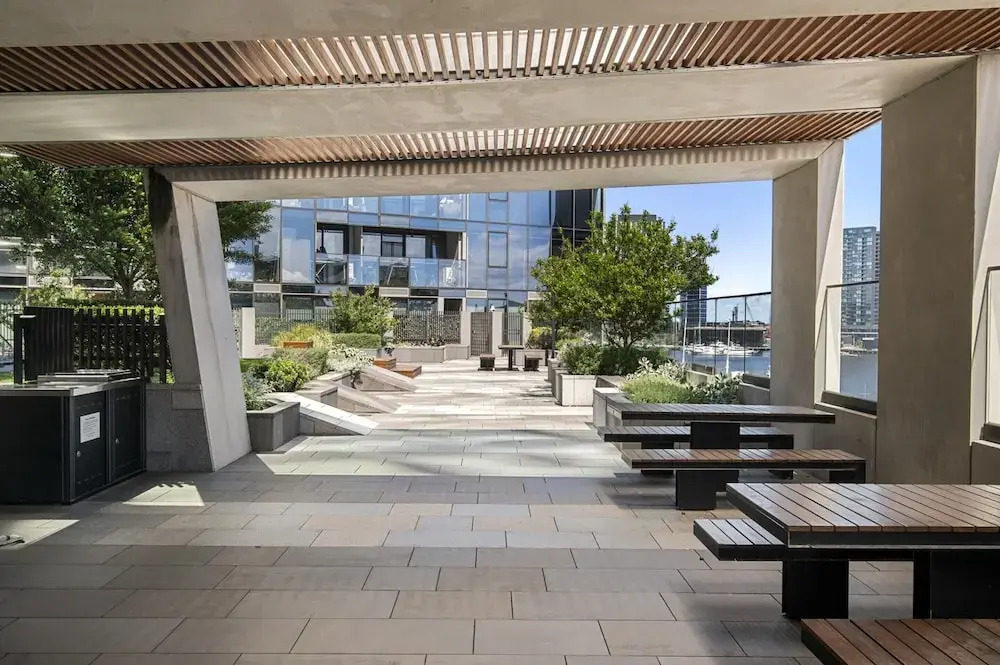 1BR Apartment Near CBD With Pool