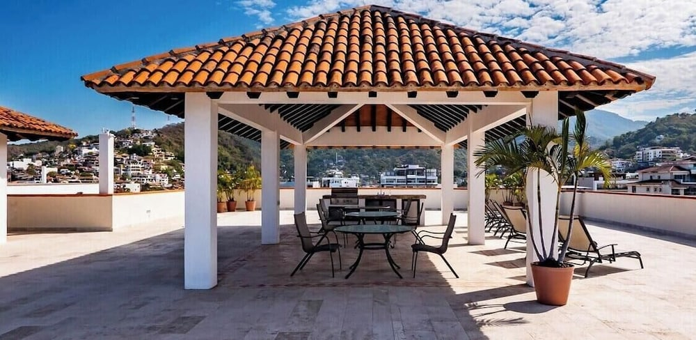 Ocean View 2Br Condo-balcony-beach-pool - 610