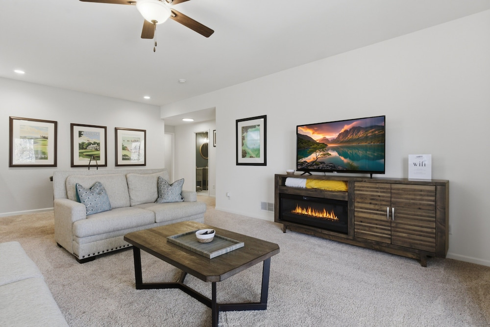Old Kinderhook 2 Decks, Firepit, Kid & Pet Friendly Golf Retreat