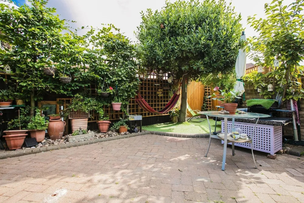 Spacious 3 Bedroom in South East London With Garden