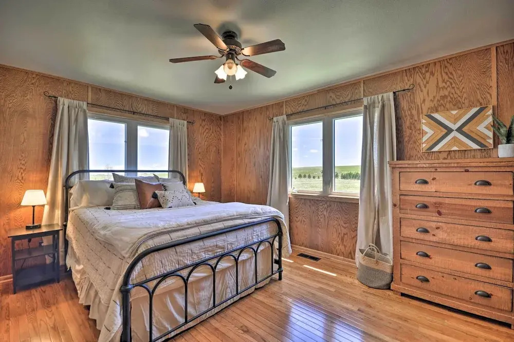 The Front Porch 20-acre Country Home w/ Mtn View