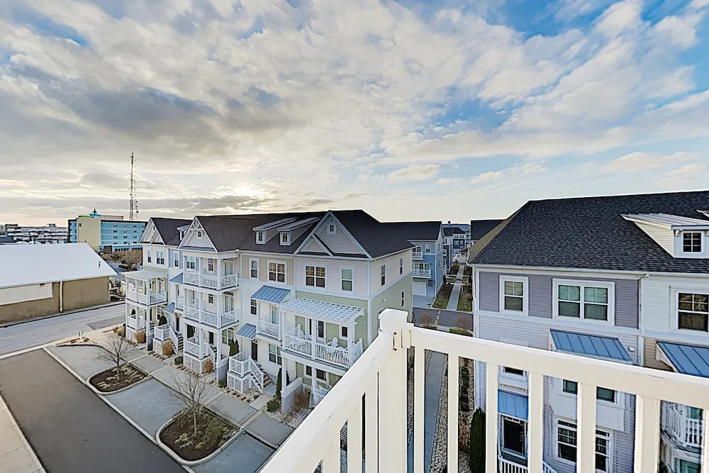 Upscale W/ Balcony - 2 Blocks To Beach! 4 Bedroom Condo