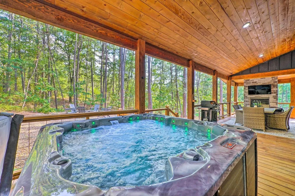 Chic Broken Bow Cabin With Hot Tub & Gas Grill!