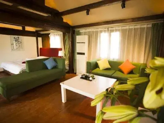 Lijiang Wu Courtyard Gardens Resort
