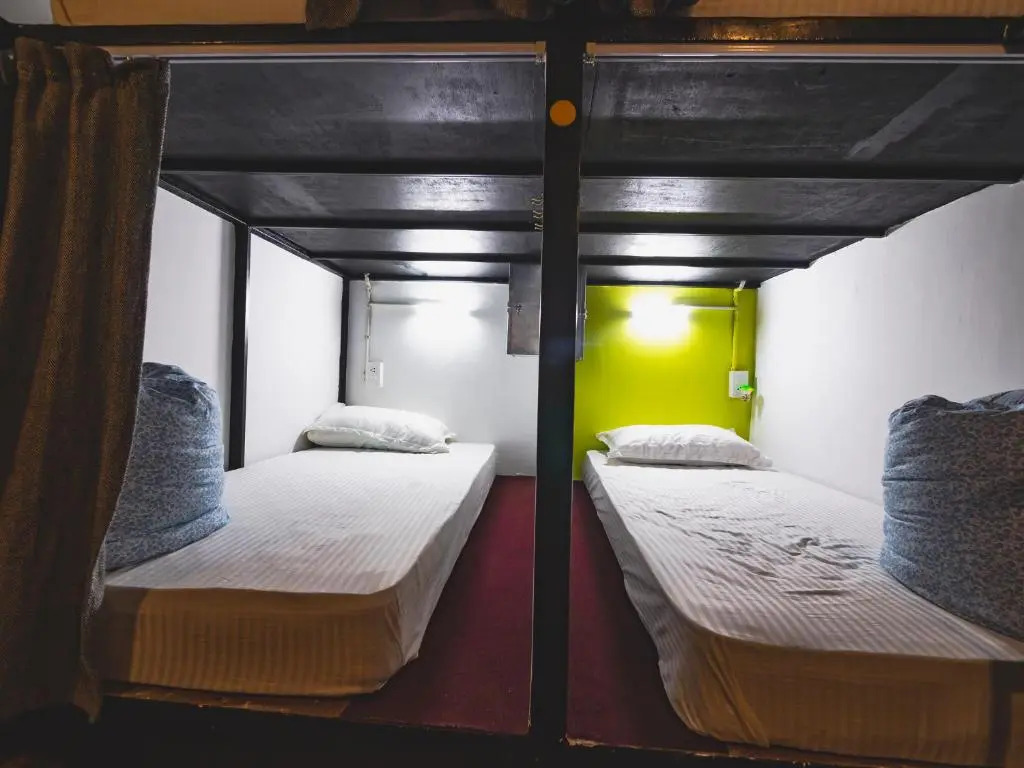 Poshtel111