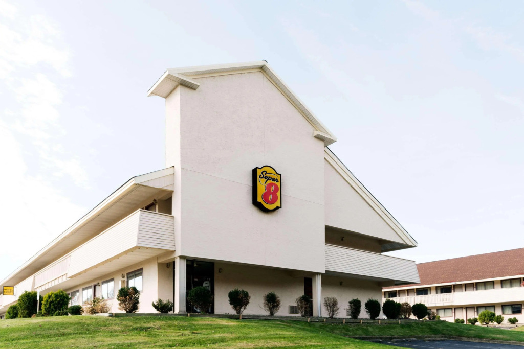 Super 8 Strongsville