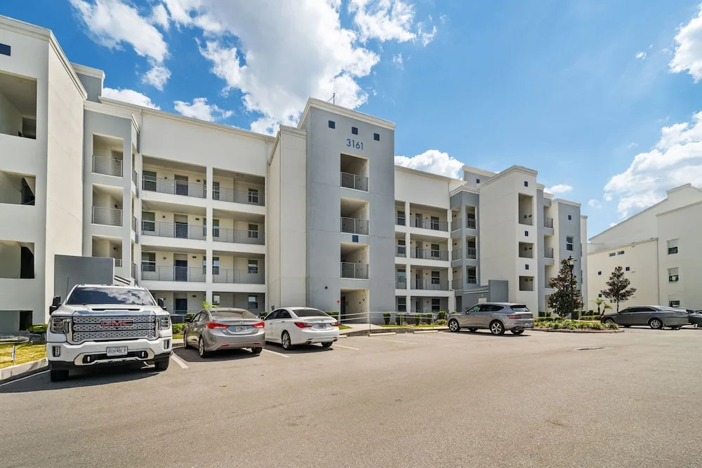 Cozy Stylish 2BR Condo Prime Storey Lake Spot