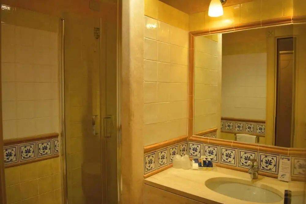 Tranquil Lantana Resort Hotel and Apartments 1-2km From Nora Beach