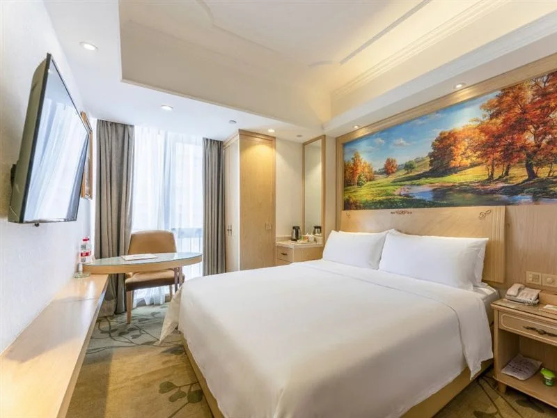 Vienna Hotel (Chongqing Yangjiaping Pedestrian Street Light Rail Station)