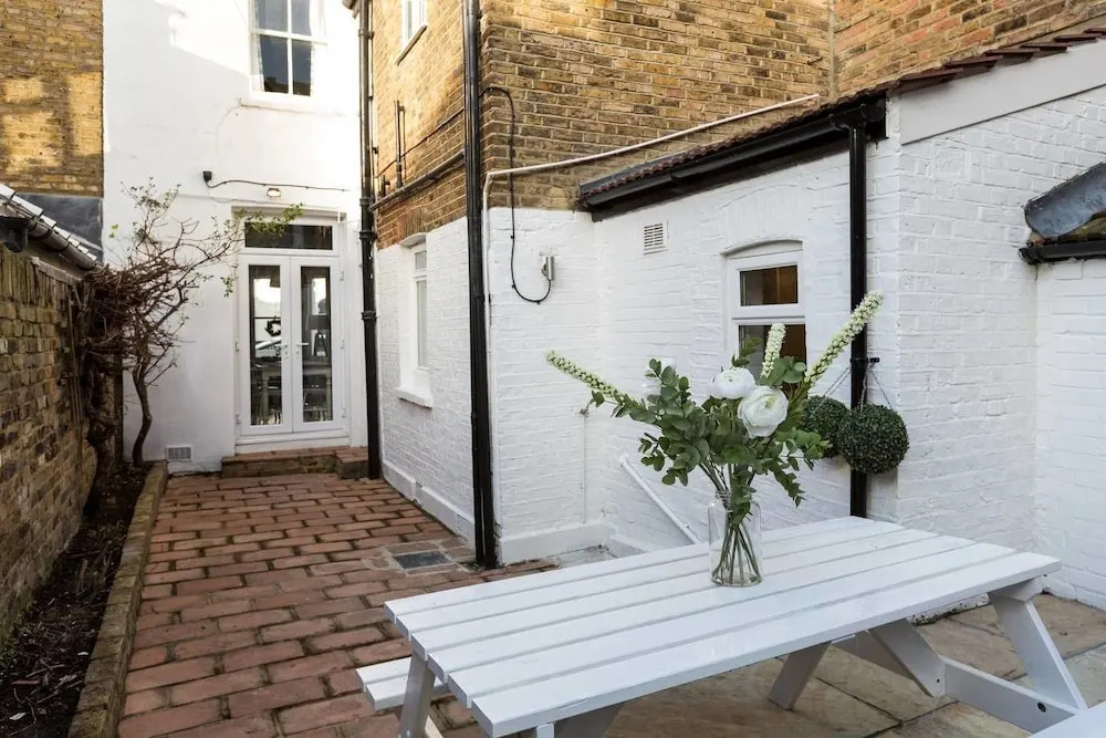Bright 1BR Modern Home W/terrace in West London
