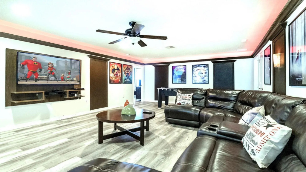 Beautiful Lake Front 8BR Villa Pool SPA Steps to Clubhouse