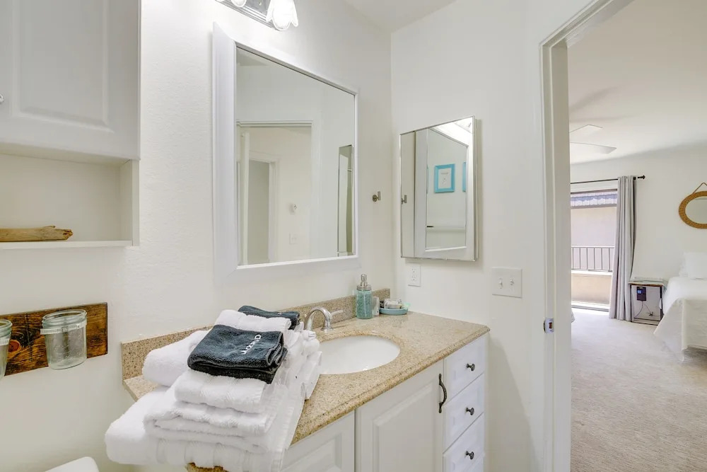 Solana Beach Condo w/ 4 Pools & Beach Access!