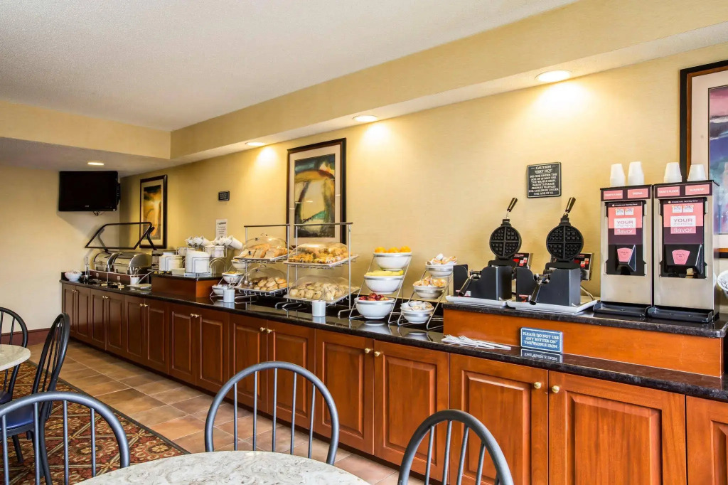 Comfort Suites Outlet Center