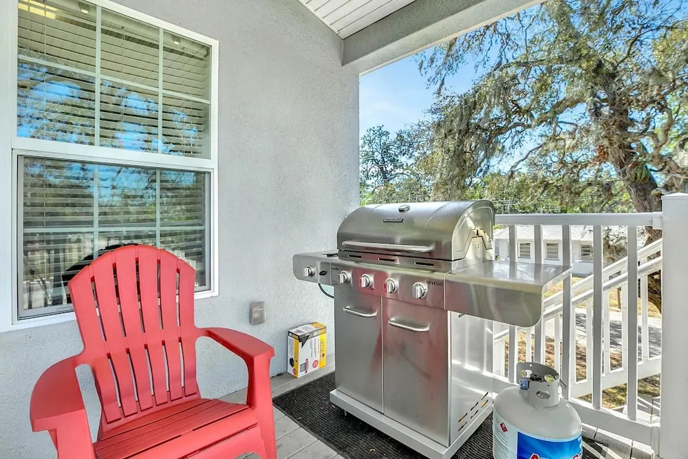 Sleeps 22 in Tarpon Springs - 2 Pools! by RedAwning