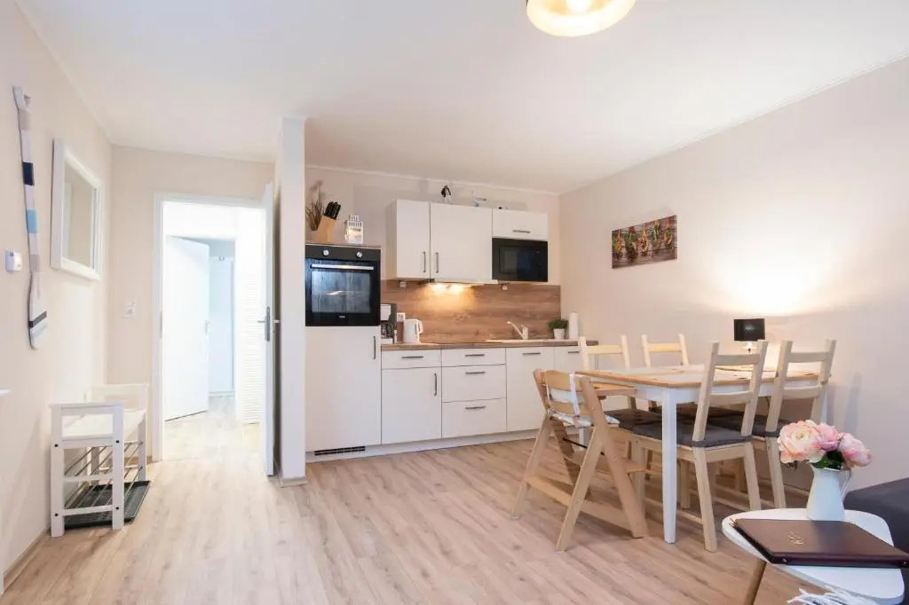 Wohnung 4, Leni