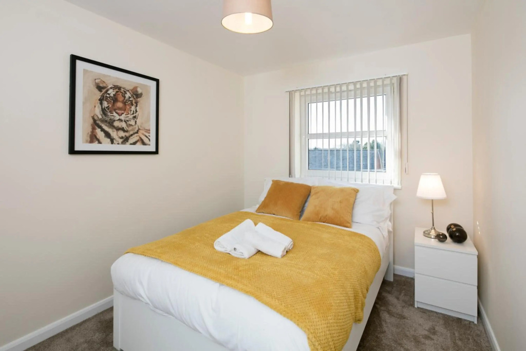Birmingham Solihull, Short Stay Contractors HS2 NHS Medical Students Modern 2 Bed 2 Bathroom Apartment Dedicated Parking Close to NEC Coleshill