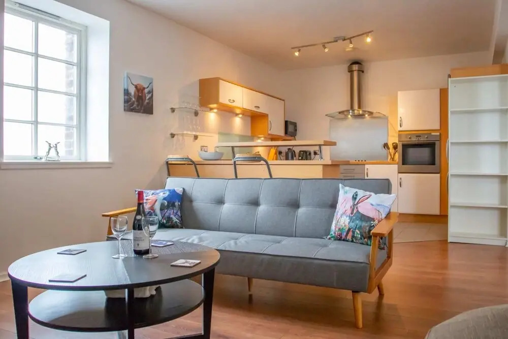 Spacious Flat In Converted Sugar Store