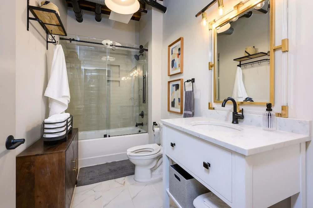 New Listing! Chic W/ Pool & Rooftop Deck 1 Bedroom Condo