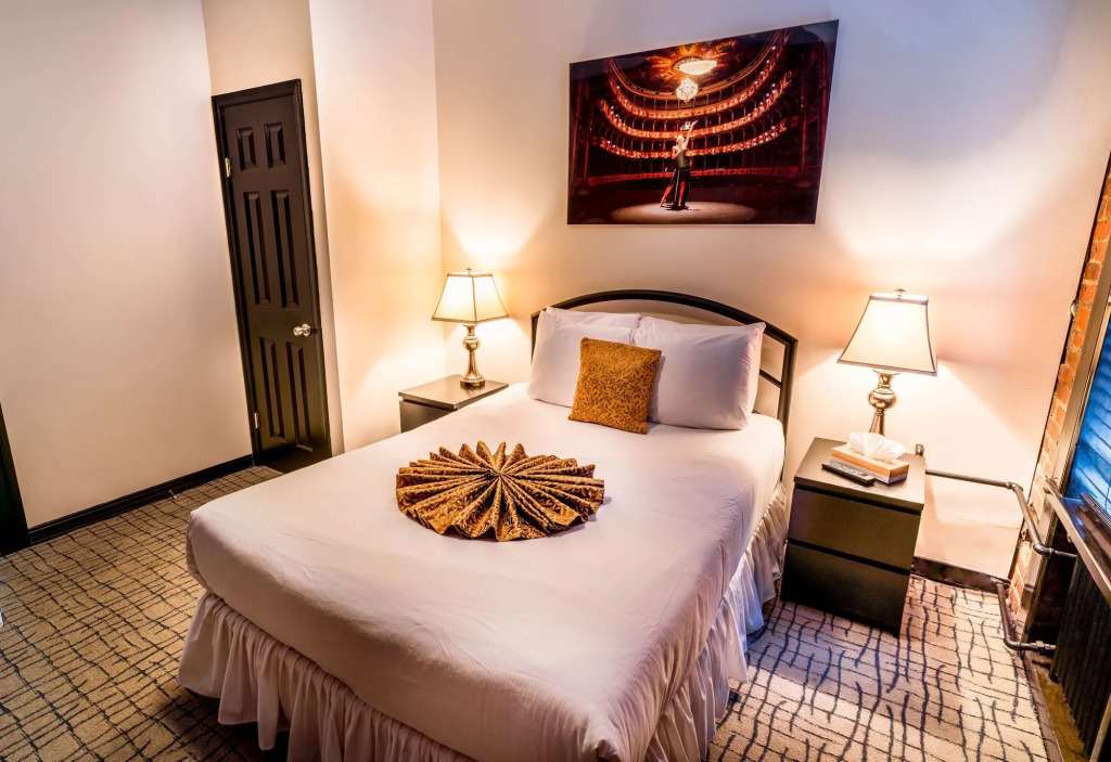 Royal Park Hotel & Hostel