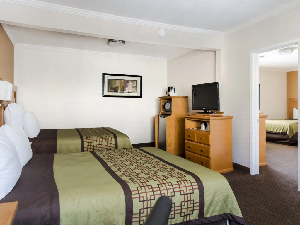 Anaheim Islander Inn and suites near Park and Convention center