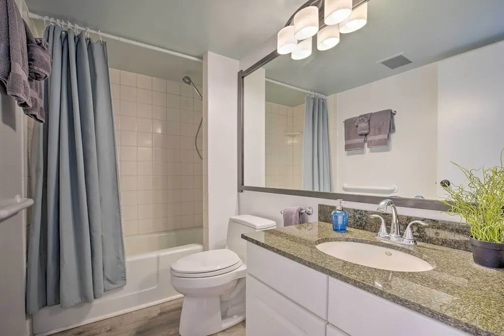 Downtown Kona Condo w/ Pool Access: Walk to Beach!
