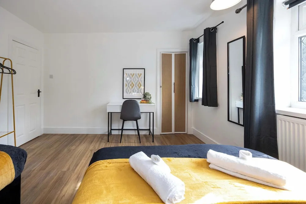 Spacious Apartment Near MCR Airport